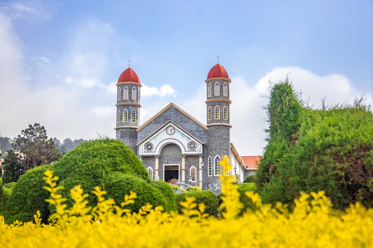 Read more about the article From Beaches To Volcanoes: 5 Must-Visit Destinations In Costa Rica