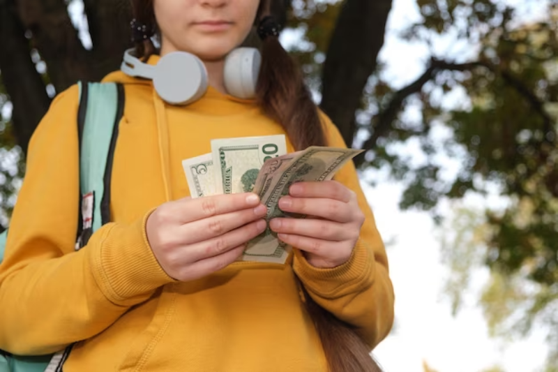 Read more about the article How to Save Money While Travelling